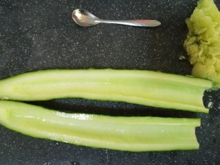 8、麻辣香锅,黄瓜对半切开，挖去瓜囊