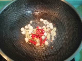 13、麻辣香锅,再放入干辣椒和花椒继续炒香