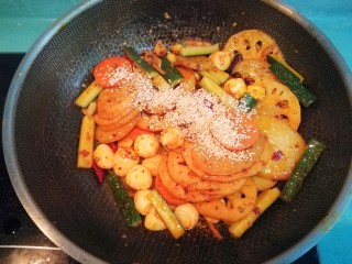 18、麻辣香锅,再撒上熟芝麻翻炒