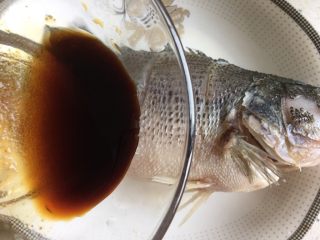 8、清蒸鲈鱼,将步骤6倒入