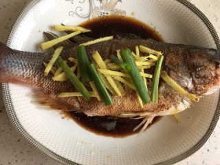 11、清蒸鲈鱼,放上生姜，葱