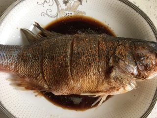 10、清蒸鲈鱼,撒一点胡椒粉
