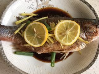 12、清蒸鲈鱼,放上两片柠檬上锅蒸15分钟左右
