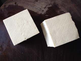 1、家常豆腐,豆腐2块备好