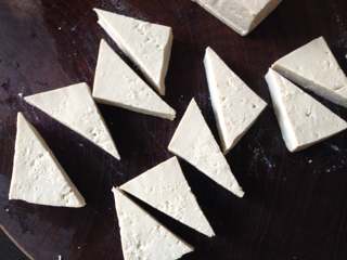 2、家常豆腐,豆腐切约1厘米厚的三角形