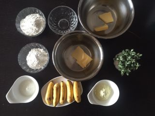 1、香蕉酥,备好所有原料