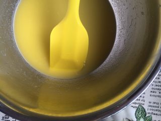 3、香蕉酥,隔温水使黄油融化并将三者搅匀