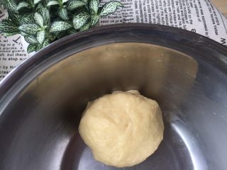 5、香蕉酥,用手揉匀，无需出膜，揉至表面光滑细腻即可，然后用保鲜膜包好后静置15分钟以上