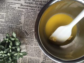 6、香蕉酥,第二步：做油酥部分。将50克黄油隔温水融化，做油酥的器具不可有水