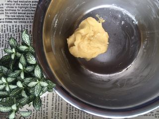 7、香蕉酥,加入65克低筋面粉用翻拌加切拌手法拌至无干粉状态，不可过度搅拌，不可过度揉搓，拌匀后用保鲜膜包好放冰箱冷藏15分钟以上