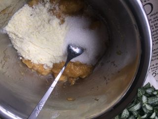 8、香蕉酥,第三步：静置面团的同时开始调馅，将香蕉去皮后用勺子捣成泥状，加入30克奶粉、30克细砂糖拌匀备用，奶粉要用无糖全脂奶粉，如果用的有糖奶粉需适量调整细砂糖用量