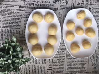 9、香蕉酥,将水油皮均分为8份（每份约23克），油酥也分成8份（每份约14克）