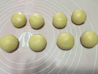 12、香蕉酥,依次包好并收口朝下静置15分钟