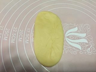 13、香蕉酥,取一块面团，收口朝上，用手指在中间轻按一下，然后用擀面杖从中间往上擀一下再往下擀一下成牛舌状，动作要干净利落，尽量不要多次擀压