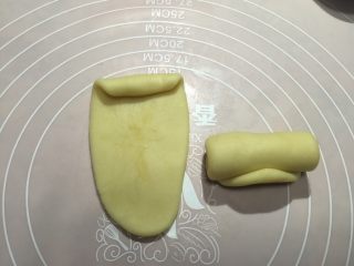 14、香蕉酥,擀好后沿如图方向卷成卷