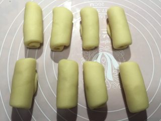 15、香蕉酥,依次卷成卷后收口向下静置十分钟