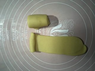 16、香蕉酥,取一个面卷，收口向上再次擀成牛舌状并卷成卷