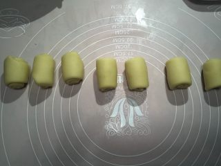 17、香蕉酥,全部卷成卷后再次静置十分钟