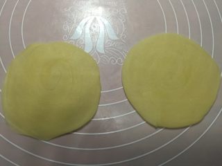 19、香蕉酥,用手按一下，然后用擀面杖擀成中间厚周边薄的圆片，擀的时候注意观察，圈纹的中心要在面皮的中心