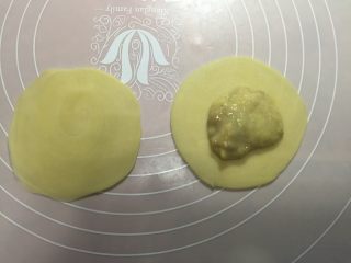 20、香蕉酥,往一片面皮上舀一勺香蕉馅