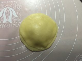 21、香蕉酥,盖上另一片面皮，这一步与上一步要注意，将面皮有明显漂亮圈纹的一面朝向外面，接触馅的一面没有明显圈纹