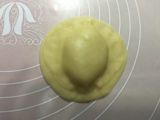 22、香蕉酥,将边皮捏紧