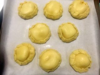 23、香蕉酥,依次包好后把边皮往上收起并均匀的捏上皱褶，放入铺了油纸的烤盘