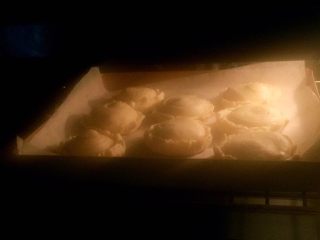 24、香蕉酥,烤箱180度预热好后将烤盘放入中层烤至表面开始上色后遮盖锡纸，锡纸亮面朝上，表面烤至金黄色即可出炉，约需40分钟左右，时间不固定，温度有偏差，以表面上色情况为准