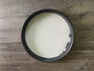 6、不用洗面的快手凉皮,倒入一勺子的粉浆，晃动盘子，使粉浆铺满整个盘子