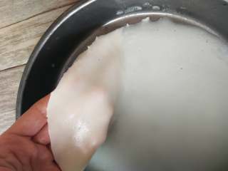 9、不用洗面的快手凉皮,轻轻揭开面皮