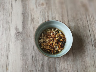 14、不用洗面的快手凉皮,加入蒜末，生抽，辣椒酱拌均匀