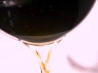 1、炒汤圆外酥内糯,咸甜可口！,锅中倒入油，烧至六成热