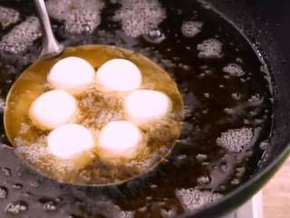2、炒汤圆外酥内糯,咸甜可口！,下汤圆过油