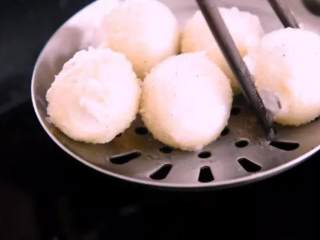 3、炒汤圆外酥内糯,咸甜可口！,六七秒后拿起漏勺，将汤圆拨散