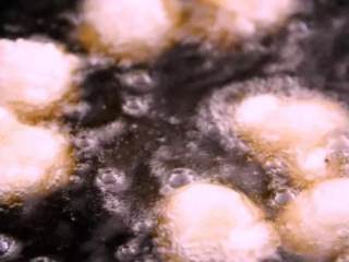 4、炒汤圆外酥内糯,咸甜可口！,再次入锅，关火用余温炸至汤圆浮起，捞出备用