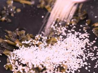 5、炒汤圆外酥内糯,咸甜可口！,起油锅，倒入雪菜、白芝麻炒香