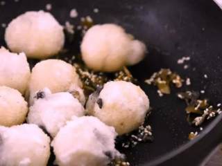 6、炒汤圆外酥内糯,咸甜可口！,再将炸过的汤圆回锅，翻炒均匀即可