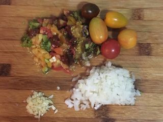 1、炸起司飯糰佐鮮蕃茄醬汁,鮮蕃茄醬汁:蕃茄切小丁,洋蔥和蒜頭切細末,