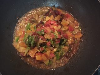 2、炸起司飯糰佐鮮蕃茄醬汁,用橄欖油將蒜頭洋蔥炒軟,蕃茄丁炒出茄紅素後,