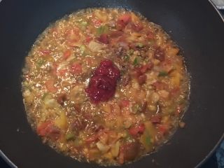 3、炸起司飯糰佐鮮蕃茄醬汁,加蕃茄醬和調味料拌勻,加入少許的水用小火燉到蕃茄軟化後開中火收汁即可。
