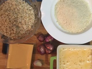 4、炸起司飯糰佐鮮蕃茄醬汁,先做燉飯:隔夜的剩飯(圖片裡是糙米飯)用手捏散備用。紅蔥頭和蒜頭切小細丁,全蛋打散備用。