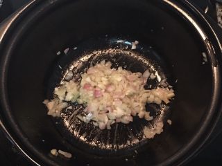 5、炸起司飯糰佐鮮蕃茄醬汁,鍋裡放適量橄欖油將蒜末和紅蔥頭炒軟。