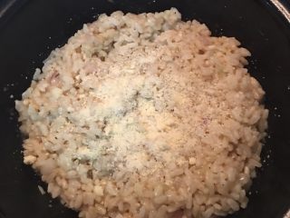 6、炸起司飯糰佐鮮蕃茄醬汁,倒入剩飯,調味後拌炒均勻,放入水拌勻並放入帕馬森起司粉,用中小火將飯燉出黏性但是不會湯湯水水的即可,盛起放涼備用