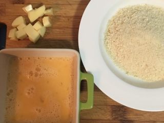 7、炸起司飯糰佐鮮蕃茄醬汁,起司片先捲成柱形再切成一節手指的長度; 全蛋打散;麵包粉倒在深盤中備用。