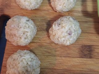 8、炸起司飯糰佐鮮蕃茄醬汁,先取一油炸用鍋,倒入適量的油,並開始中小火加熱油;同時間捏飯糰,取一湯匙燉飯在手掌中略壓平並於中間放入起司然後包起來滾成圓球,將所有燉飯都滾成圓球後,