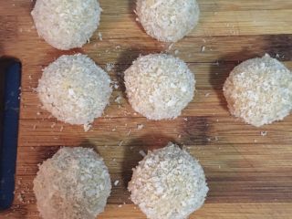 11、炸起司飯糰佐鮮蕃茄醬汁,全部都裹好後丟一點點麵包粉進炸鍋試油溫。