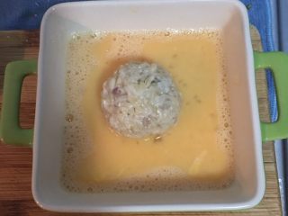 9、炸起司飯糰佐鮮蕃茄醬汁,逐一沾蛋液後,
