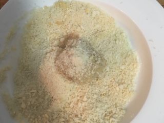 10、炸起司飯糰佐鮮蕃茄醬汁,裹上麵包粉。