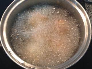 12、炸起司飯糰佐鮮蕃茄醬汁,當麵包粉是馬上冒泡浮起時就可下飯糰去炸,炸的時候維持中大火,只要表面變成金黃色時便可起鍋。