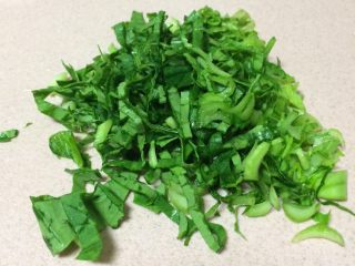 8、辅食鸡蛋蔬菜粥,然后小油菜再切成丝，碎一点